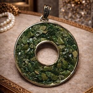 VINTAGE LISNER GREEN AVENTURINE CHIP CIRCLE PENDANT LARGE HEAVY STATEMENT